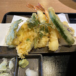 そばでおもてなし OLIMBA - 天もりの天ぷら、春に行っときの天ぷらなので、山菜が入っていました