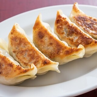 Enjoy 6 types of chewy and juicy Gyoza / Dumpling and Taiwanese small plates♪
