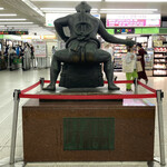 永楽 - 今度は横綱の後ろを通ってバスに乗るために南口へ