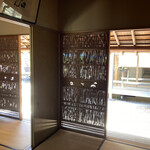 永楽 - 内側から見るとさらにこの陰翳が涼しさを呼びます、が！この暑さではやっぱり暑い！