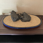 永楽 - 水石が飾ってあります。水石(すいせき)とは室内で石を鑑賞する文化、趣味で、自然石を台座、または水盤に砂をしいて配置して鑑賞します。お茶室などにも飾ったり、盆栽と組み合わせて飾られる事もあります