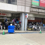 永楽 - イトーヨーカドー！出入口の出店？がたくさんあって、ウー子の地元店より活気がある！自転車も店先だ！