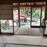 永楽 - 『奥まで見てねー』と案内係の江戸川ダンディはひと休み