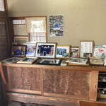 永楽 - 数寄屋造りの床の間にも盆栽がありますとのことで中に。玄関には無造作に横に置かれた額が…