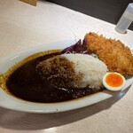 ポンチ軒 - カツと特製カレー（1,250円）。