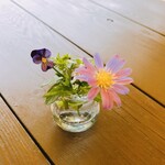 ミンタル  - テーブルに一輪挿しを持ってきてくれた