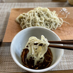 石臼挽き蕎麦香房 山の実 - 少しつけて、旨ぁ〜い。(● ˃̶͈̀ロ˂̶͈́)੭ꠥ⁾⁾