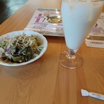 RAJA&CAFE - サラダとラッシー