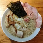 九つ屋 - 背油塩ラーメン、チャーシュートッピング