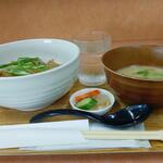 小さな食堂 ヒロ - 市場牛丼 (税込)530円 ※角度を変えて (2022.07.09)