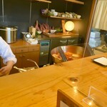 天ぷら よこい - 綺麗な油で大将がリズミカルに揚げていってます