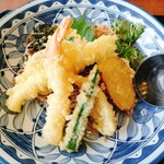 天ぷら和食処 四六時中 - 海老、おくら、きす、さつまいも、いか、れんこんの天ぷらが載っています。