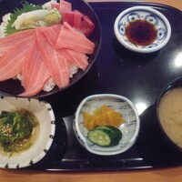いけす無門 新宿 - ランチメニューから天然本まぐろ鉄火丼1,320円全景