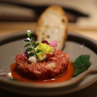 きたん 韻 - ユッケタルタルは、松阪牛と宮崎牛の希少部位を包丁で叩き、エシャロットとケッパーで香り出し