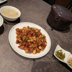 中国飯店 - ご飯はおかわり自由だとか。相当沢山入ってます。