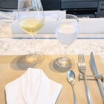 La Brianza - テーブルセッティングとワイン。ナプキン畳みオシャレですよね～