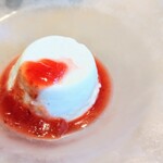 La Brianza - パンナコッタさくらんぼソース。ブリアンツァのパンナコッタ大好き、このココナッツみたいな風味がいいのよ～好きすぎるわ(^^)