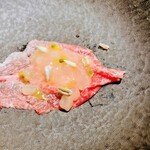 La Brianza - 和牛ブレザオラ冬瓜ジュレ。ひまわりの種かなトッピングの種子の口当たり風味楽しい、ブレザオラの下のクリーミィなソースとすっきりの冬瓜ジュレと。ブレザオラでまるっと包んで味わい楽しみました～