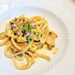 La Brianza - 鮑肝入トンナレッリ山梨県村上農園ロックチャイブ黄ニラ。聞いて聞いて〜鮑ですよ!! 贅沢だわ〜嬉しいわぁ(*^^*) トンナレッリのゆで加減ぴったり、肝とよく絡んで肝味美味しい(๑´ڡ`๑)鮑ゴロゴロ嬉