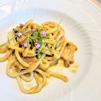 La Brianza - 鮑肝入トンナレッリ山梨県村上農園ロックチャイブ黄ニラ。聞いて聞いて〜鮑ですよ!! 贅沢だわ〜嬉しいわぁ(*^^*) トンナレッリのゆで加減ぴったり、肝とよく絡んで肝味美味しい(๑´ڡ`๑)鮑ゴロゴロ嬉