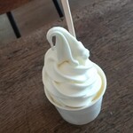 山本牛乳店 - ソフトアイスクリーム410円　紙カップ50円