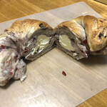 パン工房 ブランジェリーケン - ↑ベーグル(ベリークリームチーズ)  220円
