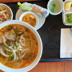ハロー ベトナムレストラン - ブンボフエは牛肉と米粉の細麺。