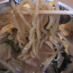 塩山館食堂 - 麺はうねる極太麺