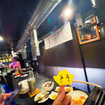 立肉家 - お店は小さく、和気藹々とした雰囲気です。