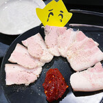 立肉家 - 茹で豚。豚の皮が付いており、ほんのり焼くと脂が美味しい！