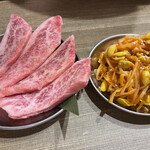 Taishuu Yakiniku Sakaba Horumon Atsuo - 近江牛A5焼肉用　とナムル盛り　ちょっと噛みきれなかった、、