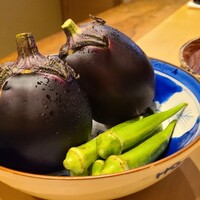 米増 - ⑦炭火焼き賀茂茄子(京都府鷹峰産)、丸オクラ、田楽味噌添え
                      瑞々しい茄子を炭火で熱々に焼いて、皮を取ってから微塵切りした丸オクラをソースの様に載せて提供
                      ジューシーな茄子のサッバリとした甘みました