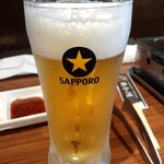 肉小僧 匠 - ジョッキのビールはサッポロ