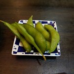Gyouza Hanten - 生ビールのサービス枝豆