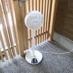 ラーメン二郎 - ウェイティングスペースのサーキュレーター