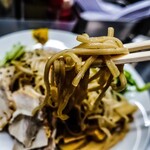 中華そば みたか - 蕎麦粉風味の太麺、冷やし中華仕様の冷水で締めると本当に美味しいのです。この麺の魅力を堪能出来るのです。個人的意見ですけど…