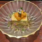 割烹 隆 - お昼のコース９６８０円。とうもろこし豆腐 潤菜 雲丹。潤菜入りのジュレが清涼感たっぷりです♩ 自然な甘さのとうもろこしと雲丹、山葵などの相性もバッチリです（╹◡╹）（╹◡╹）