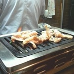 鷄なんこつ（塩）　焼き中