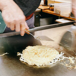 Okonomiyaki Nobu - 調理途中