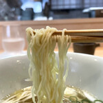 飯田商店 - お出汁割り（にぼし）にはちぢれ麺