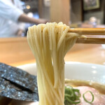 飯田商店 - しょうゆらぁ麺の麺