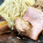 飯田商店 - 霧島高原純粋黒豚チャーシューとさつま黒鶏