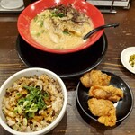 ろくの家 - 六白ラーメン、炙り肉肉ごはん+唐揚げ3個♪