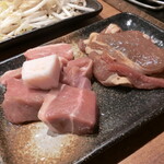Jingisukan Ohitsujiya - 左がラム肉、タレ漬けラム肉