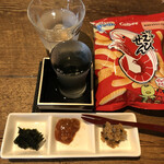 麹町いづみや しろ - 12. カルビーかっぱえびせん、十穀みそ三品盛り
      十穀みそ、かんずり酒盗、十六島(うっぷるい)岩のり、栄光富士 威吹 純米大吟醸無ろ過生原酒