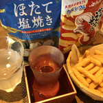 麹町いづみや しろ - 13. カルビーかっぱえびせん、なとり ほたて塩焼き、寒菊True White 純米大吟醸無ろ過生原酒