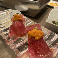 うしごろバンビーナ 恵比寿本店 - そりゃウニはアレですが、美味しい。次のやつよりこっちの方が美味しい。サーロインウニ寿司かな