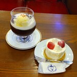 馬車道十番館 - 「苺のショートケーキ」と「コーヒーフロート」