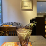 文明堂カフェ - 素敵な切子のグラスで焦がしローズマリーのジントニック
