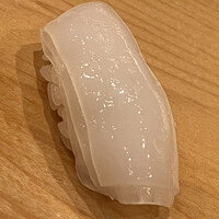 鮨 しゅん輔 阿佐ヶ谷 - 白イカです。薄い水平切りを二枚重ねました